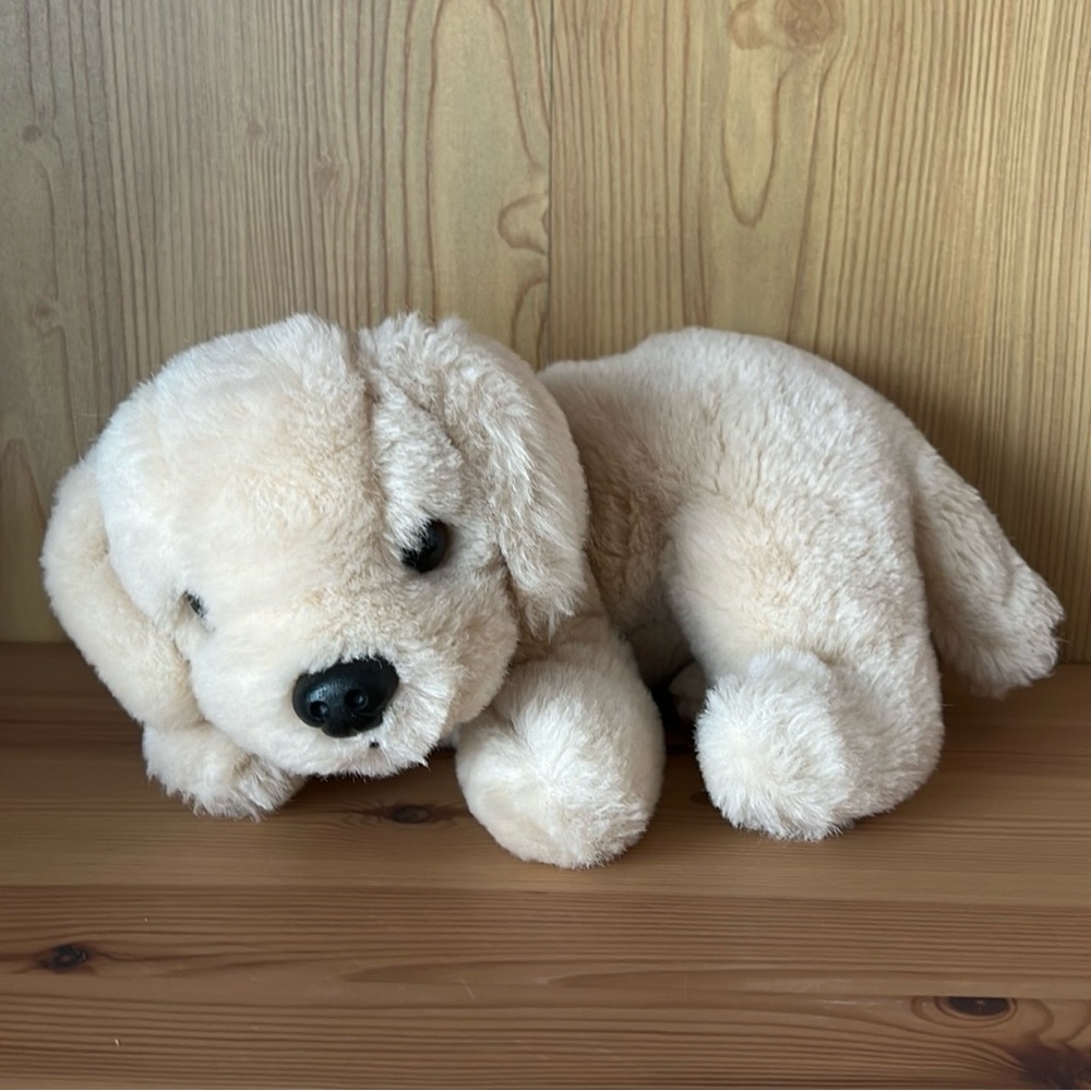 VINTAGE 1995 TY Muffin cream color laying lab pup plush.!